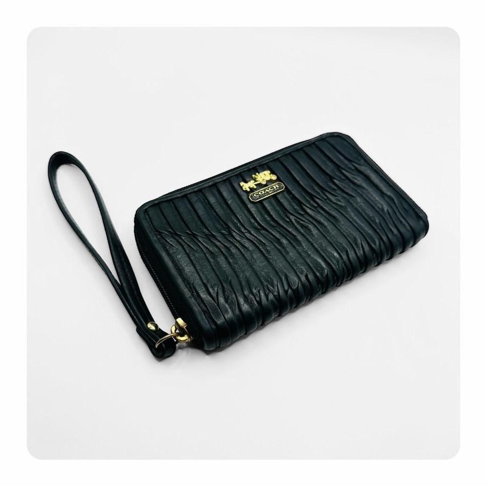 β
Coach Madison Gathered Twist Pleated Leather Wallet / Wristlet - Black/Gold β
- Picture 1 of 14